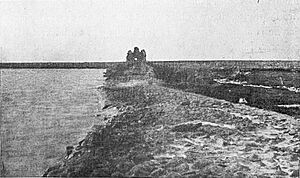 La digue du lac de Homs, retenant les eaux de l'Oronte, avec sa tour romaine