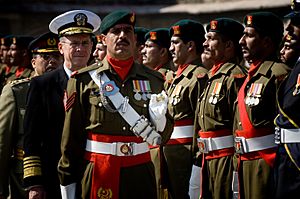 Mike Mullen reviews Pakistani troops