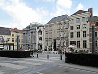 Oudenaarde, straatzicht op de Markt positie2 met oeg27250 plaatsen foto3 2013-05-07 15.40