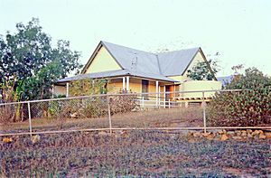 Ravenswood School and Residence (2002).jpg