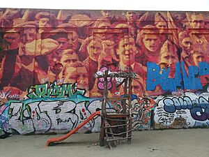 118 Can Batlló (Barcelona), bloc 9, mural del Centenari de la Vaga de la Canadenca