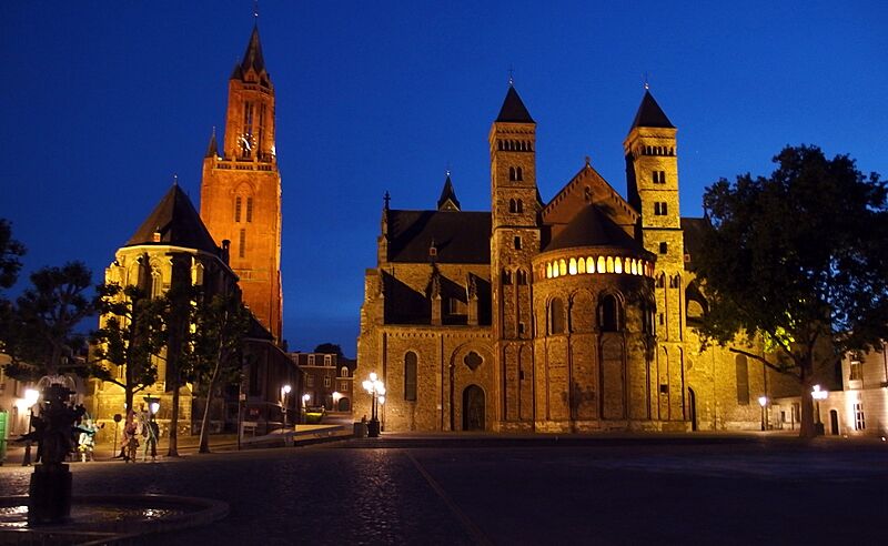 20140525 Maastricht; Sint-Janskerk and Sint-Servaasbasilica at dusk