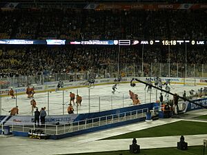 2014 NHL Stadium Series Doger Stadium (12154100663)