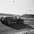 Autoraces te Zandvoort. Tony Rolt met zijn Alfa Romeo onderaan de Hunzerug, Bestanddeelnr 902-9012