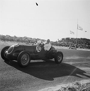 Autoraces te Zandvoort. Tony Rolt met zijn Alfa Romeo onderaan de Hunzerug, Bestanddeelnr 902-9012.jpg