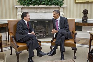 Barack Obama welcomes Tsakhiagiin Elbegdorj to the Oval Office