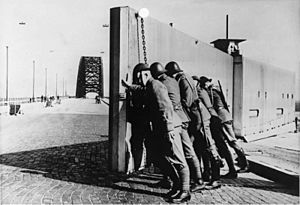 Bundesarchiv Bild 146-1985-038-03, Brücke Nijmwegen, Sicherung durch holländische Soldaten