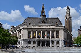 Charleroi - hôtel de ville vu de la place Charles II - 2014-08-07.jpg