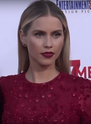 Claire Holt at the 47 Meters Down premiere in June 2017 01.png