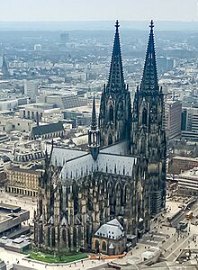 Cologne cathedral aerial (25326253726) b