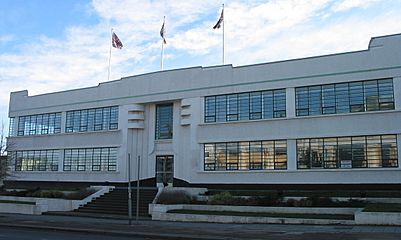 Coty Cosmetics Factory, Great West Road, Brentford, 20050123 (cropped)