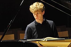 Jan Lisiecki on stage in 2019.jpg