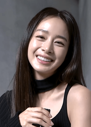 Kim Tae-hee Photoshoot BTS 2023 - 2.png