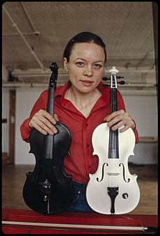 Laurie Anderson, avant-garde, experimental music composer, performance artist 00163