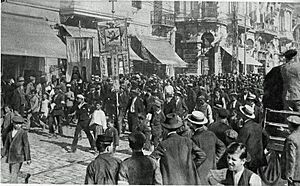 152 13 grecs défilant à Salonique