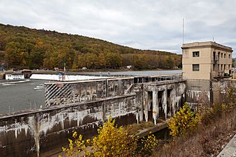 Allegheny River Lock and Dam No. 9.jpg