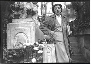 Carme Bravo davant la tomba de Chopin a París l'any 1950 durant els seus estudis allà