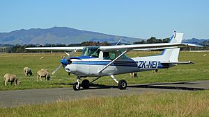 Cessna 152 taxiing at Feilding Aerodrome.jpg