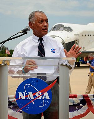 Charles Bolden speaks at STS-135 wheels stop event