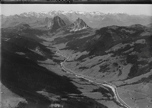 ETH-BIB-Alpthal, Holzegg, Mythen, Urneralpen, Berneralpen aus 1000 m-Inlandflüge-LBS MH01-003692