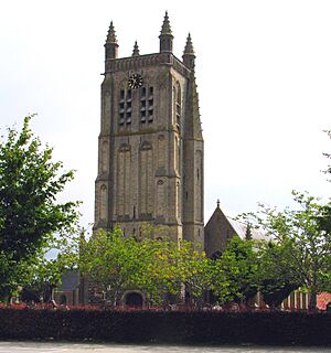 Gotische St.-Rictrudis-Kirche 1923 ehem 15. Jh mächt. Turm Woesten Gem Vieteren Westflandern Belgien Foto Wolfgang Pehlemann IMG 1384