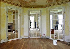 Hamilton Grange Dining Room with new mirrored doors. (28431ead-15f9-4c7f-83bd-eb8d7454935e)