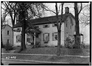 Historic American Buildings Survey Nathaniel R. Ewan, Photographer October 27, 1938 EXTERIOR - VIEW FROM SOUTHEAST - Day-Munn House, 25 Main Street, Chatham, Morris County, NJ HABS NJ,14-CHAT,4-1