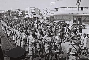 JEWISH SOLIDERS IN THE BRITISH ARMY MARCHING ON "PETAH TIKVA" ROAD IN TEL AVIV ON "JEWISH SOLDIERS DAY". יום החייל היהודי. בצילום, מצעד של חיילים יהודD817-121