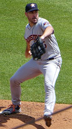 Justin Verlander pitching for the Houston Astros in 2019 (Cropped)