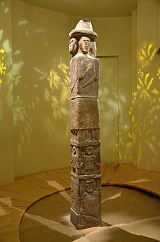 O98 Idol von Sbrutsch mit Darstellung von Unterwelt, Erde und des Himmels, zirka 10. Jh. n. Chr.