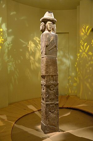 O98 Idol von Sbrutsch mit Darstellung von Unterwelt, Erde und des Himmels, zirka 10. Jh. n. Chr.