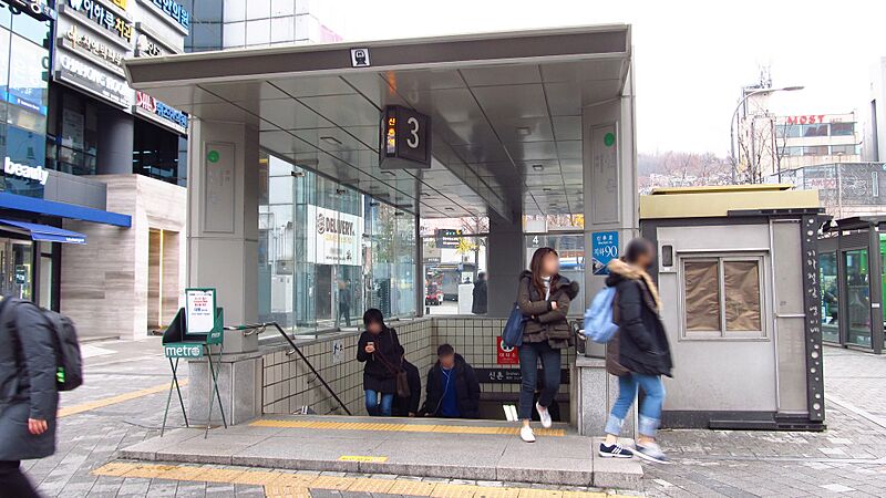 Seoul-metro-240-Sinchon-station-entrance-3-20181121-082156