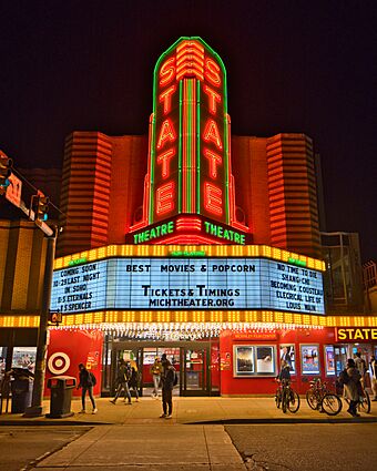 The State Theatre at night (51708720353).jpg