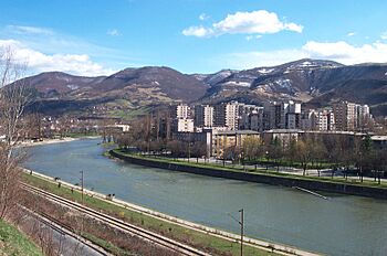 Vue de ZENICA depuis la rivière BOSNA