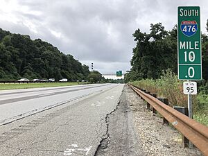 2022-08-06 09 27 03 View south along Interstate 476 (Mid-County Expressway-"Blue Route") between Exit 13 and Exit 9 in Haverford Township, Delaware County, Pennsylvania