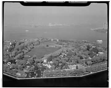 AERIAL VIEW OF NORTHERN END OF GOVERNORS ISLAND, LOOKING NORTHWEST - Governors Island, Overview, New York Harbor, New York, New York County, NY HABS NY,31-GOVI,2-8