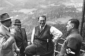 Bundesarchiv B 145 Bild-F051620-0043, Hitler, Göring und v. Schirach auf Obersalzberg