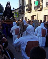 Disciplinantes frente a la Virgen