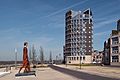 Doesburg, moderne woonpanden aan de IJsselkade met sculptuur Passi d'Oro van Roberto Barni IMG 1926 2018-04-06 11.26