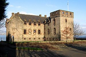 Newark Castle from sw