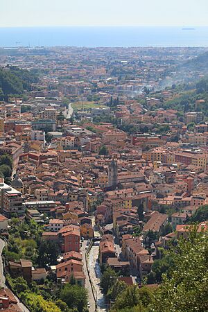 Carrara, veduta verso il centro storico, avenza e il mare da via salita sponda 04.jpg