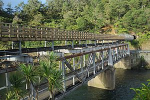 Double-deck Western Portal road-rail bridge over Ohinemuri River at Karangahake