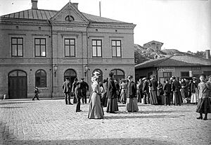 Strömstad.Tullhus i Hamnen, plats med folk - Nordiska Museet - NMA.0056819