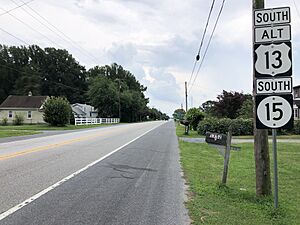 2022-07-16 17 20 41 View south along U.S. Route 13 Alternate and Delaware State Route 15 (Upper King Road) at Delaware State Route 10 Alternate (Main Street) in Woodside, Kent County, Delaware