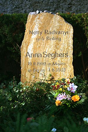 Berlin Anna Seghers Grab 7112 59