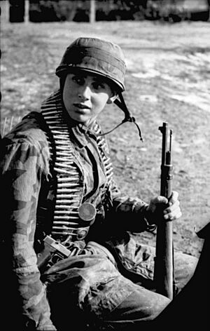 Bundesarchiv Bild 101I-788-0009-13A, Tunesien, Fallschirmjäger mit Gewehr u. Munitionsgurt