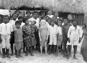 En albinoflicka bland normalpigmenterade barn. Byn Kuepbí, San Blas, Panama. Se E - SMVK - 004424