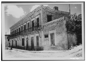 Historic American Buildings Survey, W. Eugene George, Jr., Photographer July, 1961 SOUTH ELEVATION (PLAZA). - Manuel Guerra Residence and Store, West side of Main Plaza at HABS TEX,214-ROMA,5-1