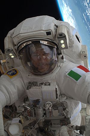 ISS-36 EVA-2 v Luca Parmitano