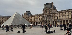 Journalists at the Louvre after the 2025 Robbery 04 (flatter cropped)